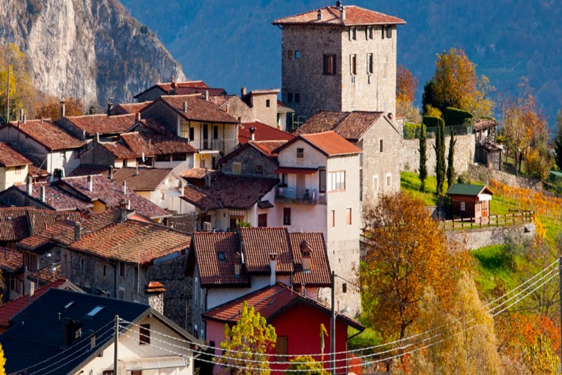 Solto Collina: l'ambito borgo "che domina" il Lago d'Iseo!